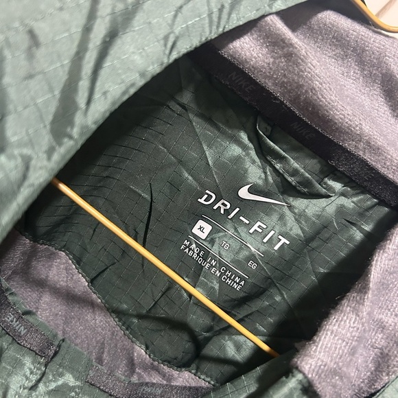 Nike jacket - Picture 3 of 4